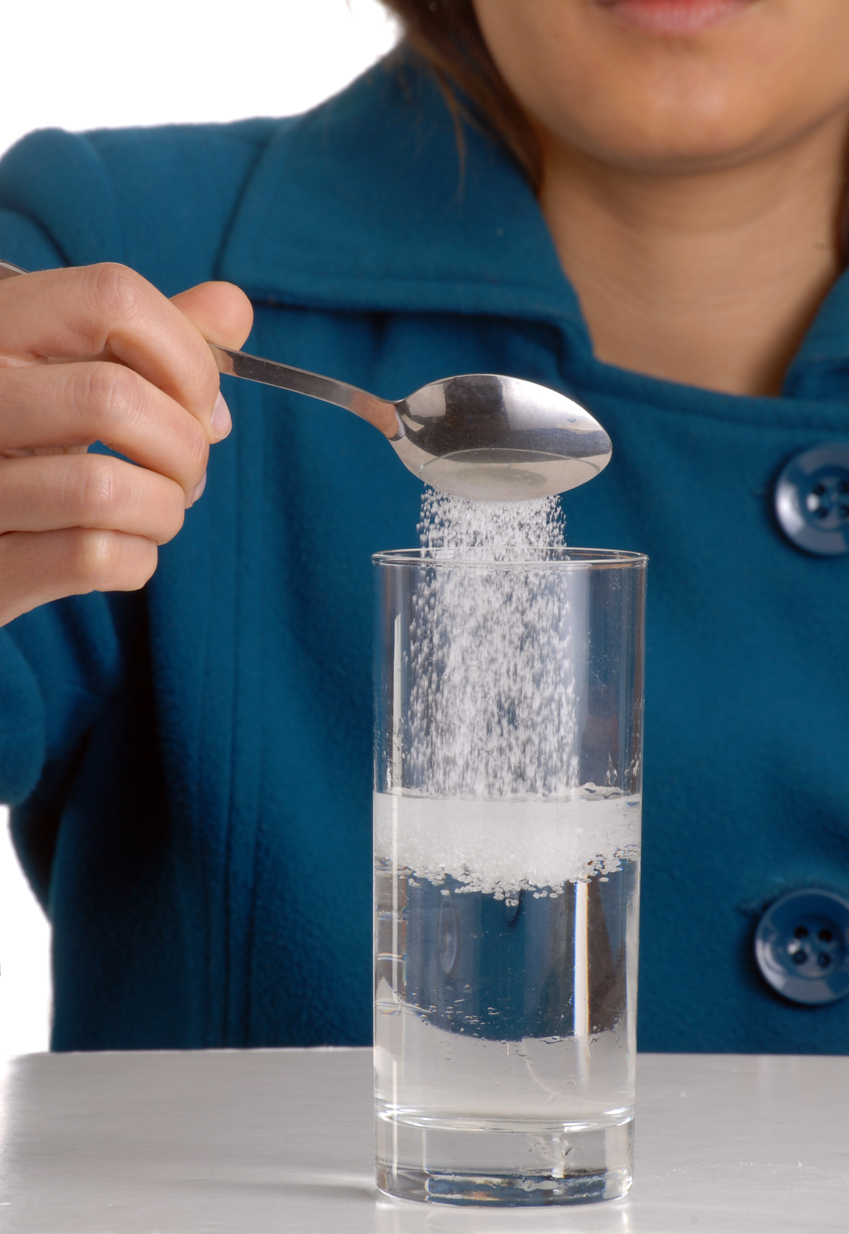 Глюкоза растворение в воде. Растворение в воде. Растворение сахара в воде. Растворение соли в стакане\\. Вода растворяет сахар.
