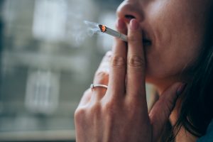 fumare meno sigarette diminuisce il rischio di cancro al polmone
