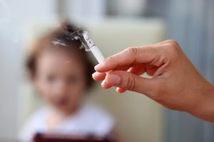 I figli dei fumatori hanno più probabilità di iniziare a fumare da grandi?