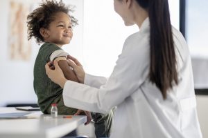 dopo la pandemia si dà meno importanza ai vaccini per l’infanzia