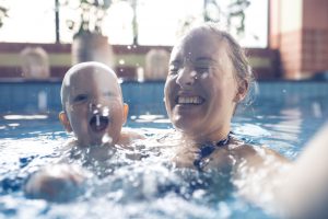 esistono sport che la mamma può fare insieme al bambino nuoto
