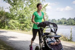 esistono sport che la mamma può fare insieme al bambino passeggiata corsa