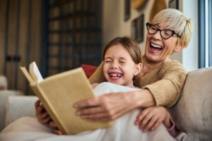 la lettura condivisa con i figli è importante per la crescita nonni