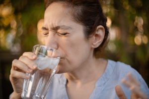 Bere acqua molto fredda fa male? fastidio dolore