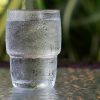 Bere acqua molto fredda fa male?