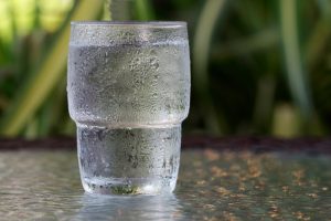 Bere acqua molto fredda fa male?