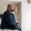 Uomo seduto con atteggiamento avvilito, immagine che richiama le possibili conseguenze emotive legate all’obesità