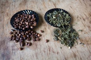 Chicchi di caffè e foglie di tè su un tavolo: bevande contenenti caffeina studiate per il possibile effetto sulla salute cerebrale