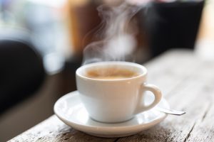 Tazzina di caffè caldo su un tavolo: il consumo moderato di caffè è stato studiato per la possibile associazione con un minor rischio di demenza