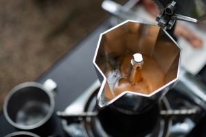 Caffè preparato con moka italiana: il caffè contiene caffeina, sostanza stimolante che può influenzare attenzione e vigilanza