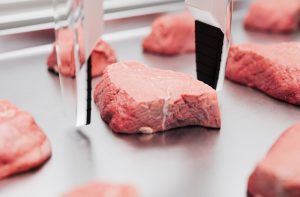 Carne coltivata prodotta in laboratorio come possibile alternativa alla carne da allevamento tradizionale.