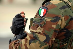 Soldato con uniforme dell’esercito italiano, focus sulla spesa militare nazionale