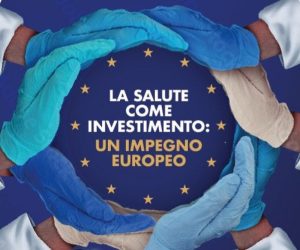 Mani con guanti medici che proteggono simbolicamente l’Unione Europea, concetto di salute come investimento collettivo