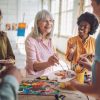 Gruppo di persone dipinge in laboratorio creativo, attività artistica per stimolare cognizione e relazioni sociali