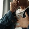 Uomo con tosse e senso di costrizione al petto, sintomi tipici dell’asma e di altre patologie respiratorie