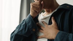 Uomo con tosse e senso di costrizione al petto, sintomi tipici dell’asma e di altre patologie respiratorie