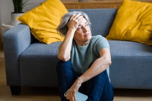 Donna in ambiente domestico con segni di stress e ansia, immagine che richiama i sintomi dei disturbi d’ansia nella vita quotidiana.