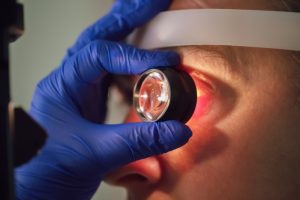 Visita oculistica specialistica per infiammazione dell’occhio associata a uveite virale.
