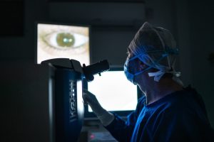 Ricercatore analizza immagini oculari in laboratorio durante uno studio su infezioni virali degli occhi.