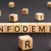 Cubi con la parola “infodemia”, concetto usato dall’OMS per descrivere l’eccesso di informazioni, disinformazione e fake news durante emergenze sanitarie.