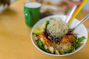 Insalata mista con germogli freschi utilizzati come ingrediente in un piatto pronto al consumo.