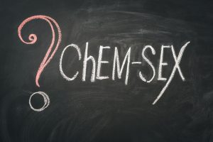 Scritta "Chem-sex" tracciata su una lavagna. Il termine chemsex indica l’uso intenzionale di droghe psicoattive prima o durante i rapporti sessuali per modificarne durata, intensità o percezione.
