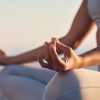 Pratica di meditazione e consapevolezza all’aperto, tecnica utilizzata come supporto nella riduzione dei sintomi di ansia e stress.