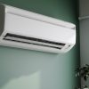 Unità interna di un condizionatore installata in un ambiente domestico. La corretta manutenzione dei filtri contribuisce a migliorare la qualità dell’aria indoor e a ridurre l’accumulo di polveri e allergeni.