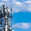 Dettaglio di una stazione radio base per rete 5G e telefonia mobile, utilizzata per trasmettere segnali wireless e garantire la copertura della rete cellulare.