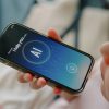Un bambinoutilizza un chatbot di intelligenza artificiale su smartphone per ricevere supporto emotivo virtuale