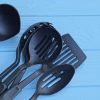 Utensili da cucina in materiale plastico e sintetico appoggiati su un piano, oggetti comuni inclusi tra le possibili fonti di esposizione a sostanze chimiche in grado di interferire con gli ormoni.