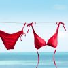 Bikini rosso steso ad asciugare al sole dopo l'utilizzo in spiaggia.