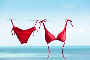 Bikini rosso steso ad asciugare al sole dopo l'utilizzo in spiaggia.