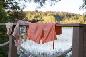 Costume da bagno bagnato steso ad asciugare all'aria aperta vicino a un lago.