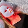 Persona sottoposta a trattamento con dispositivo LED a luce rossa per il viso in un centro estetico,.