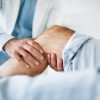 Medico visita il ginocchio di un paziente durante un controllo articolare