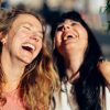Due amiche ridono insieme durante un momento di convivialità
