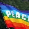 Bandiera arcobaleno con la scritta “PEACE”, simbolo della pace