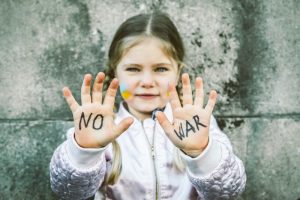 Bambina mostra le mani con la scritta “NO WAR” contro la guerra