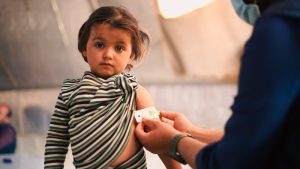 Bambina sottoposta a una visita medica in un contesto di emergenza