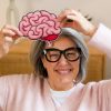Donna mostra un’illustrazione del cervello per rappresentare l’attività cerebrale