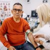 Uomo si sottopone a un prelievo di sangue in ambulatorio